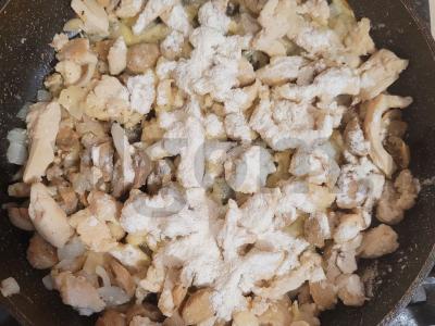 Švelnus vištienos frikase su pievagrybiais Žingsnis 4