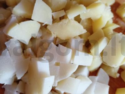 Salotas „Stepinis“ su bulvėmis, žirneliais ir marinuotais voveraitėmis Žingsnis 1