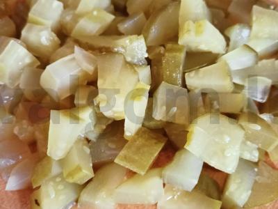 Salotas „Stepinis“ su bulvėmis, žirneliais ir marinuotais voveraitėmis Žingsnis 2