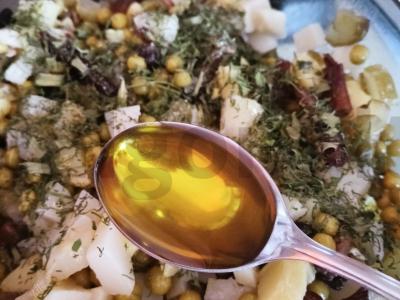 Salotas „Stepinis“ su bulvėmis, žirneliais ir marinuotais voveraitėmis Žingsnis 5