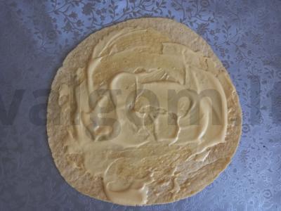 Pusryčiai sūrio lavaše su kiaušiniu, avokadu ir agurku Žingsnis 1