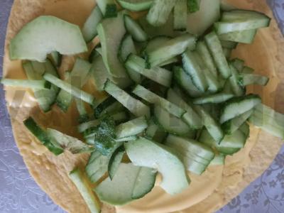 Pusryčiai sūrio lavaše su kiaušiniu, avokadu ir agurku Žingsnis 3