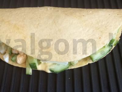 Pusryčiai sūrio lavaše su kiaušiniu, avokadu ir agurku Žingsnis 5