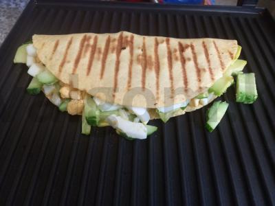 Pusryčiai sūrio lavaše su kiaušiniu, avokadu ir agurku Žingsnis 6