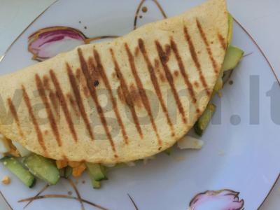 Pusryčiai sūrio lavaše su kiaušiniu, avokadu ir agurku pagrindine nuotrauka