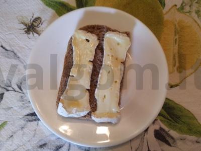 Sumuštinis su kamamberu ir karamelizuota apelsinu pusryčiams Žingsnis 3