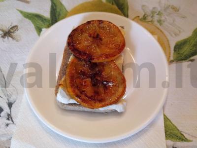 Sumuštinis su kamamberu ir karamelizuota apelsinu pusryčiams Žingsnis 4