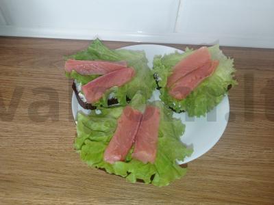 Brusketa su raudona žuvimi pagrindine nuotrauka