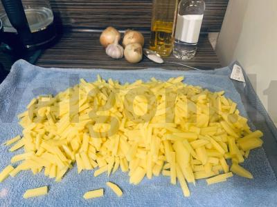 Bulvės su marinuotais svogūnais ir šonine kaip vaikystėje Žingsnis 3