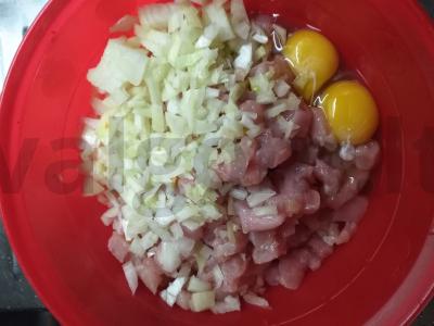 Smulkintos kotletės su krakmolu, sūriu ir majonezu Žingsnis 2