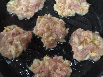 Smulkintos kotletės su krakmolu, sūriu ir majonezu Žingsnis 4