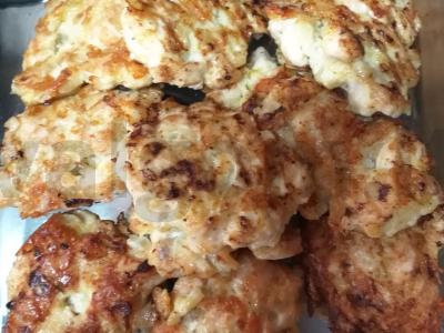 Smulkintos kotletės su krakmolu, sūriu ir majonezu pagrindine nuotrauka