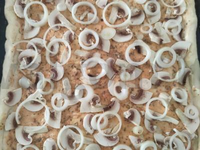 Pica su grybais, dešrelėmis ir džiovintu baziliku Žingsnis 4