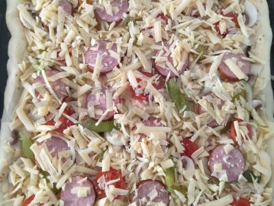 Pica su grybais, dešrelėmis ir džiovintu baziliku Žingsnis 6