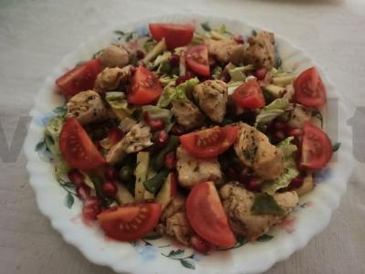 Šiltas vištienos krūtinėlės salotas su pupelėmis pagrindine nuotrauka