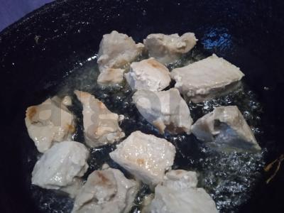 Troškinta kiauliena su ananasais, žolelėmis ir sezamu Žingsnis 1