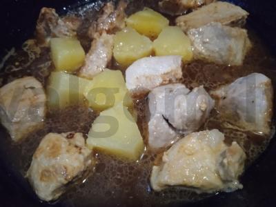 Troškinta kiauliena su ananasais, žolelėmis ir sezamu Žingsnis 2