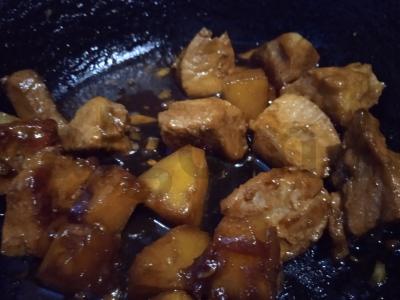 Troškinta kiauliena su ananasais, žolelėmis ir sezamu Žingsnis 3