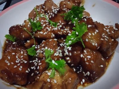 Troškinta kiauliena su ananasais, žolelėmis ir sezamu pagrindine nuotrauka