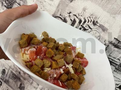 Greitas salotas su sausainiais ir sūriu užkandžiui pagrindine nuotrauka