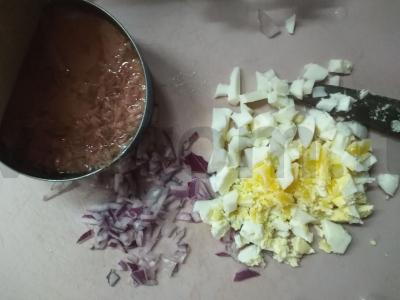 Sluoksniuoti pyragėliai su tunu, sūriu ir kiaušiniu Žingsnis 1