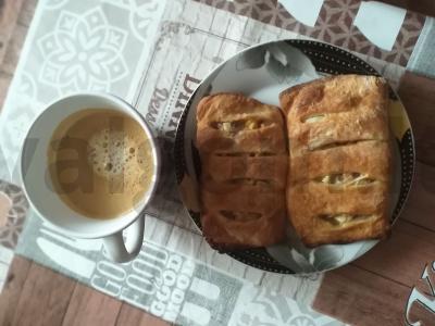 Sluoksniuoti pyragėliai su tunu, sūriu ir kiaušiniu pagrindine nuotrauka