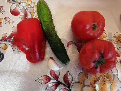 Šviežių daržovių salotas su žolelėmis ir česnaku Žingsnis 1