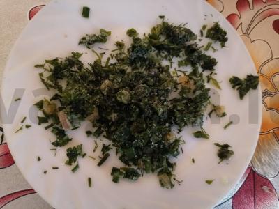 Šviežių daržovių salotas su žolelėmis ir česnaku Žingsnis 3