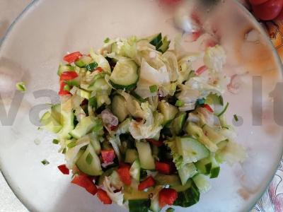 Šviežių daržovių salotas su žolelėmis ir česnaku pagrindine nuotrauka