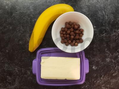 Draugystės košė vaikams su traškiais kamuoliukais ir bananais Žingsnis 1