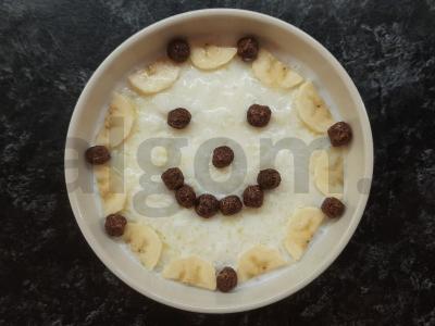 Draugystės košė vaikams su traškiais kamuoliukais ir bananais pagrindine nuotrauka