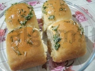 Česnakiniai pampuškos prie boršo pagrindine nuotrauka