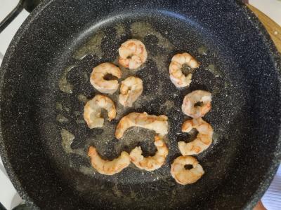 Keptas quinoa su krevetėmis ir daržovėmis Žingsnis 2