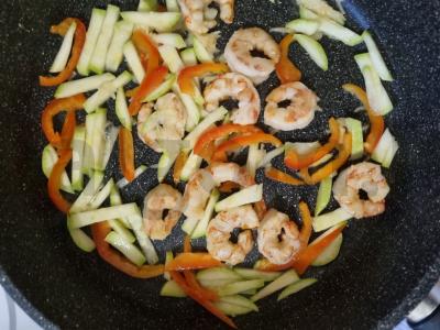 Keptas quinoa su krevetėmis ir daržovėmis Žingsnis 4