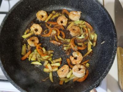 Keptas quinoa su krevetėmis ir daržovėmis Žingsnis 5