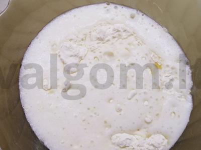 Vegetariški blynai su grybais ant mineralinio vandens Žingsnis 1