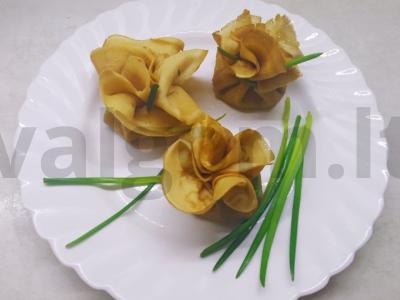 Vegetariški blynai su grybais ant mineralinio vandens pagrindine nuotrauka