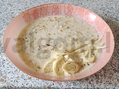 Svogūnų sriuba su grietinėlėmis pagrindine nuotrauka