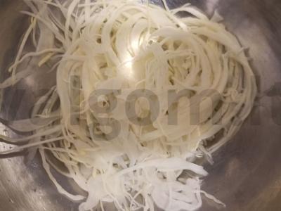 Salotas su dešrelėmis ir kopūstais Žingsnis 1