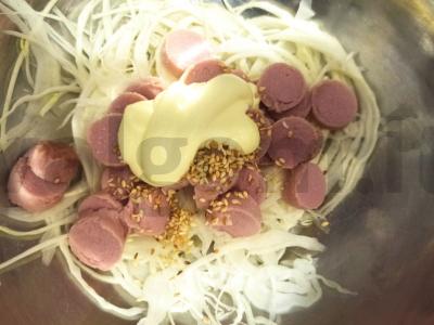 Salotas su dešrelėmis ir kopūstais Žingsnis 3