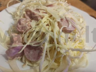 Salotas su dešrelėmis ir kopūstais pagrindine nuotrauka