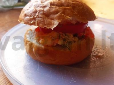 Kiaušinio ir ikrų burgeris pagrindine nuotrauka