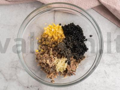 Įdaryti kiaušiniai su šprotais, juodąja ikra ir česnaku Žingsnis 2