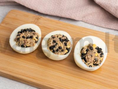 Įdaryti kiaušiniai su šprotais, juodąja ikra ir česnaku Žingsnis 3