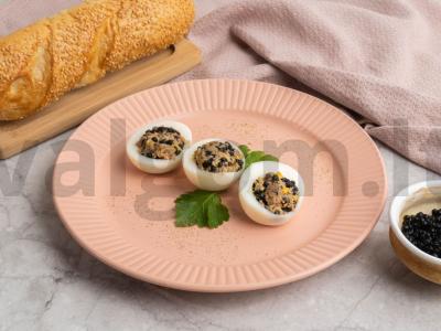 Įdaryti kiaušiniai su šprotais, juodąja ikra ir česnaku pagrindine nuotrauka