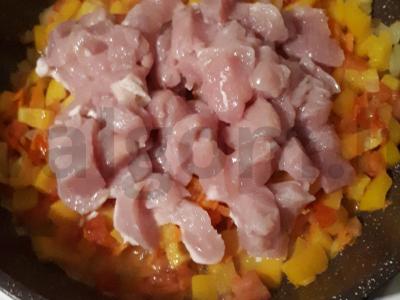 Kalakutiena, troškinta su daržovėmis Žingsnis 3