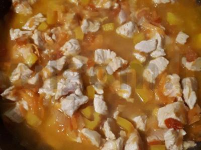 Kalakutiena, troškinta su daržovėmis Žingsnis 4