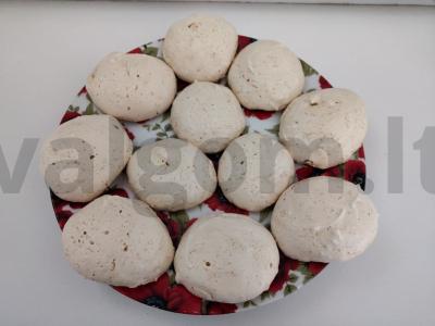 Baltojo kokoso sausainiai su kiaušinių baltymais pagrindine nuotrauka