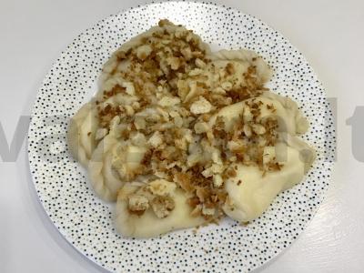 Koldūnai su varške ir džiovintais duonos gabalėliais pagrindine nuotrauka