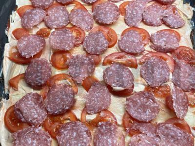 Pica „Salami“ su vyšniniais pomidorais Žingsnis 4